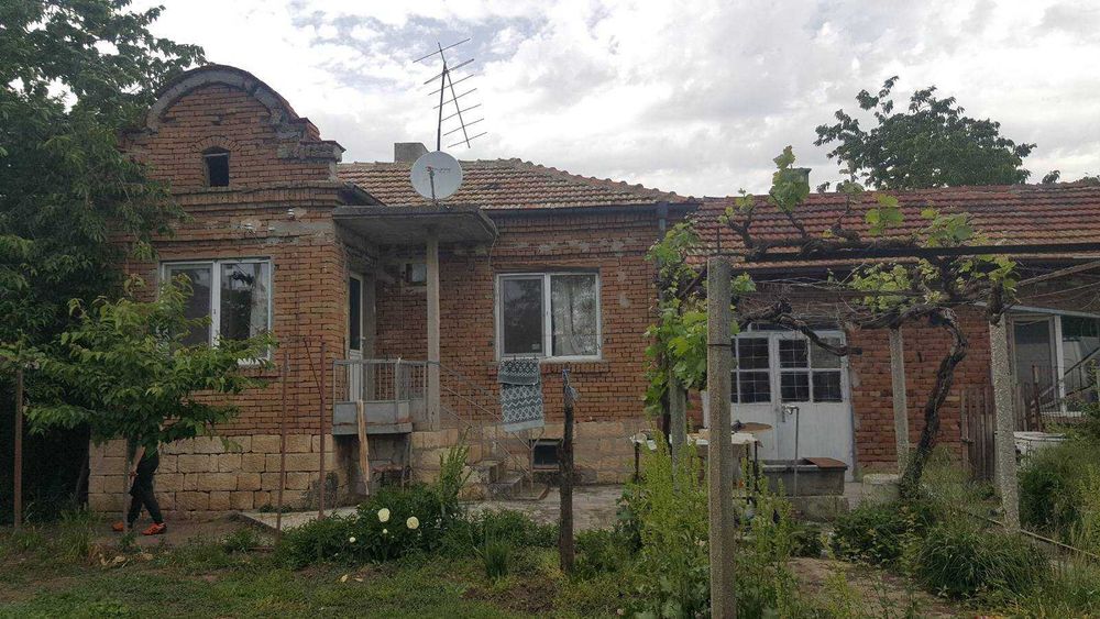 Продавам къща с двор в село червенци