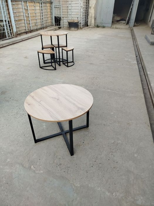 Круглый журнальный стол из лофта