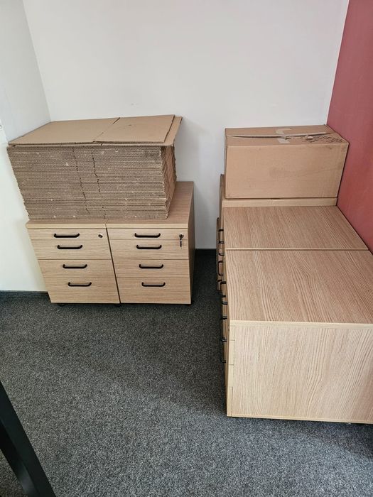 Vând mobilier pentru birou