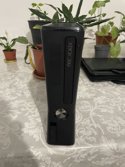 Xbox 360 прошитая 2 джостика полный комплект, игры
