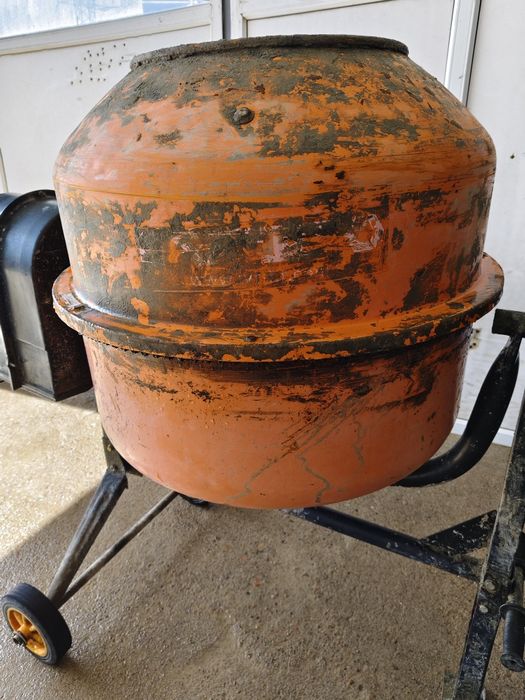 Продаю бетономешалку