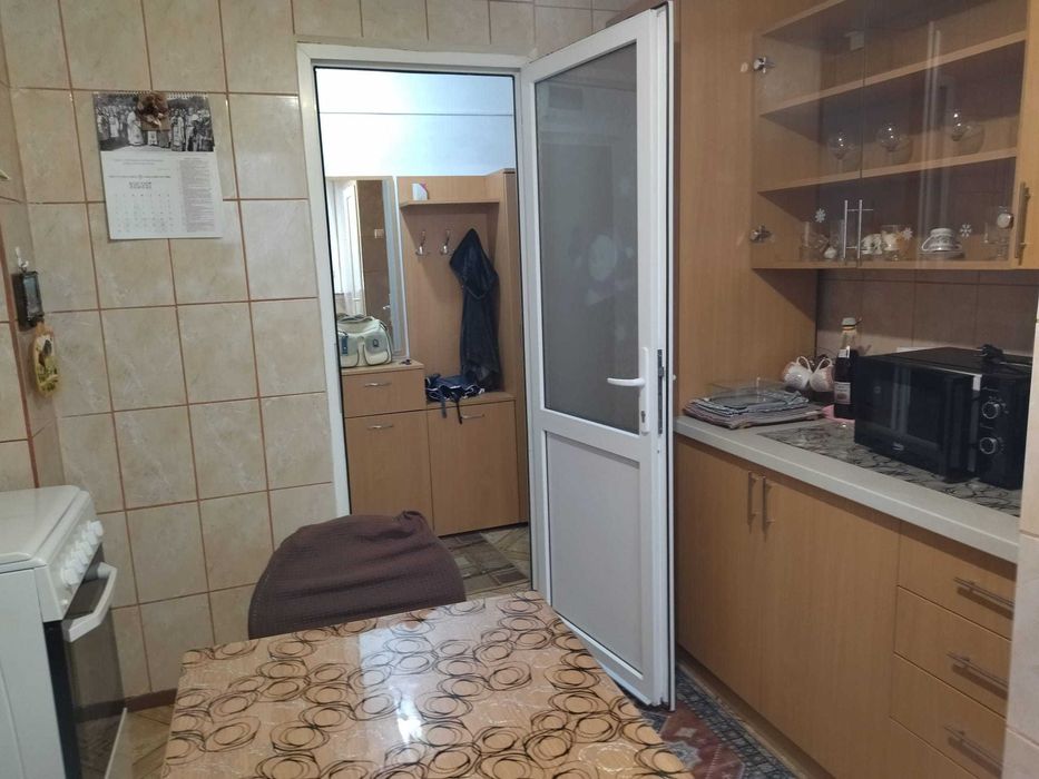 Inchiriez Apartament 2 camere, etaj 2, balcon închis