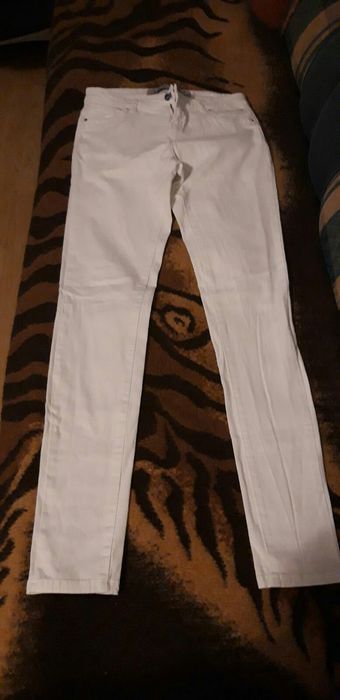 Blugi albi noi calitativi