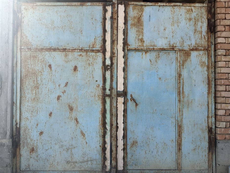 Darvoza bez ramka sotiladi ikkita birinchisi 280*275 ikkinchis 245*320