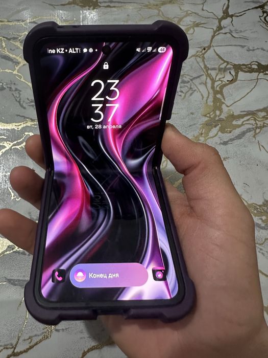 продается телефон самсунг Z flip 7 Fe