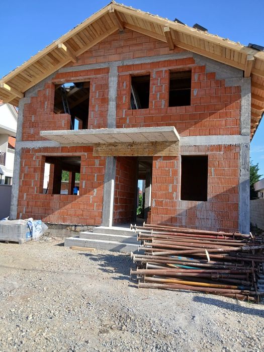 Casa  Sanmartin cu toate utilitățile în fata casei