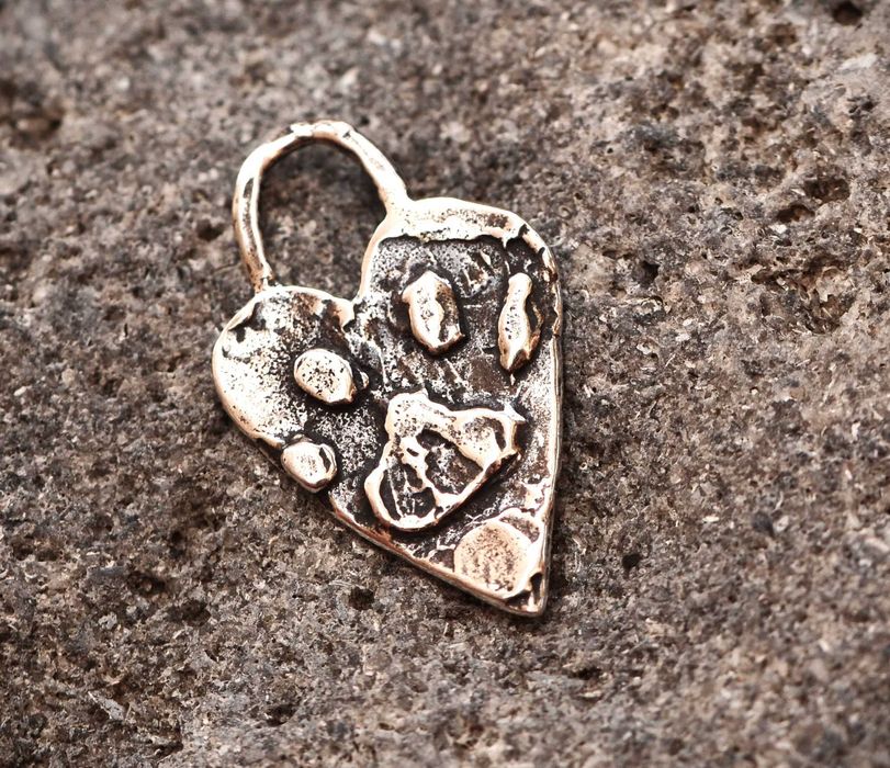 Сребърен медальон 925 лапичка в сърце  талисман за любов към животните