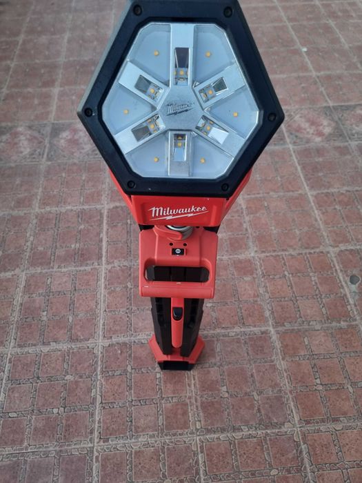 Milwaukee M18 SAL- LED фенер прожектор