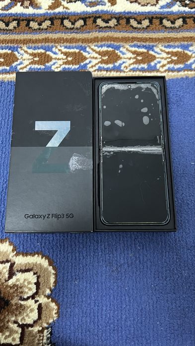 Samsung galaxy Z flip3 5G с нерабочий экраном