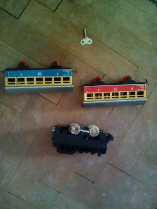 влакче с релси и ключе