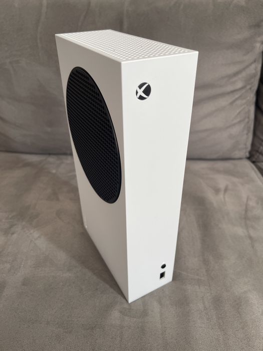 Xbox Series S 512GB + 2 controllere – folosit foarte puțin, stare excelentă