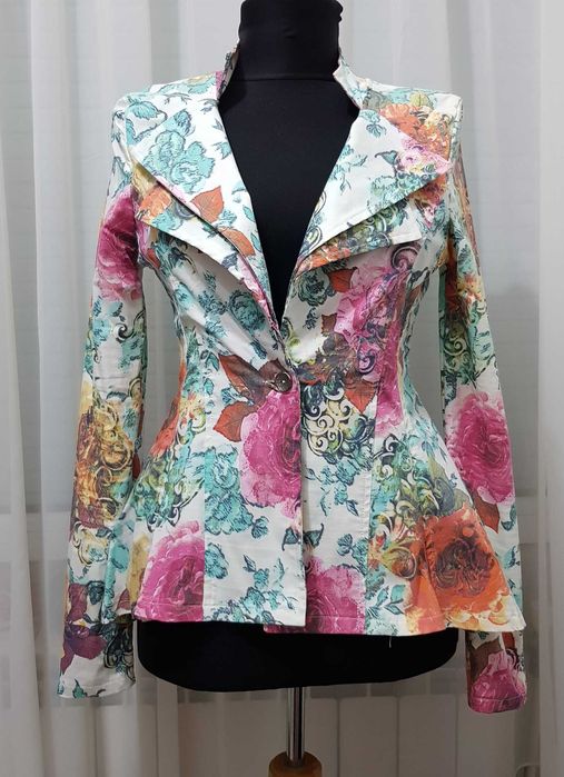 Дамско сако М-Л    .