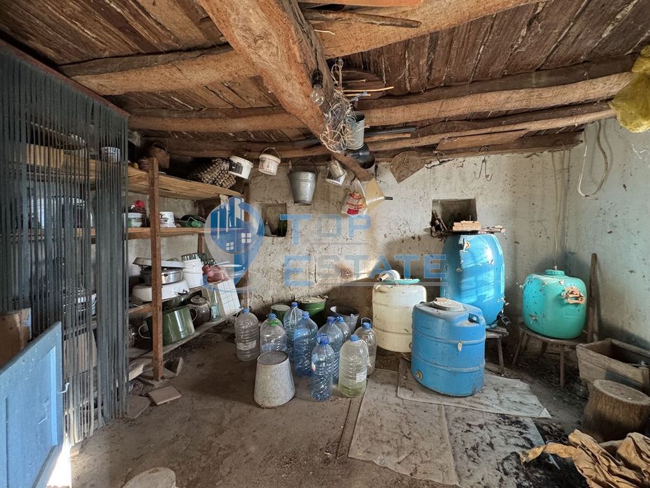 Тухлена къща с голям двор в с. Масларево, област Велико Търново