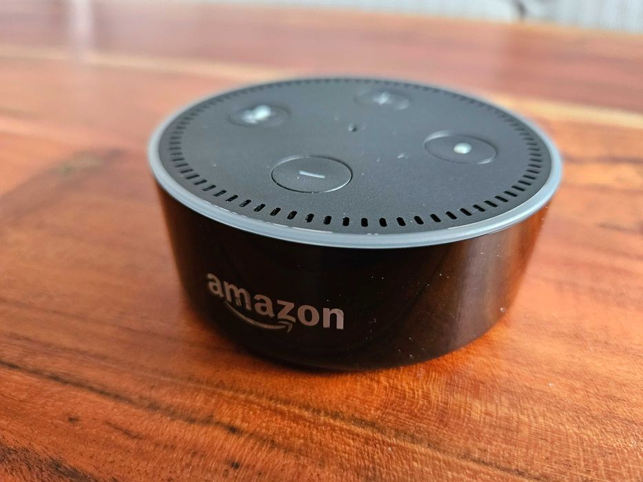 Продавам умна колонка Amazon Echo Dоt (2nd gen) + стойка за стена