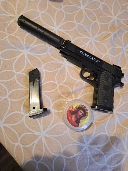 Vând pistol pe bile