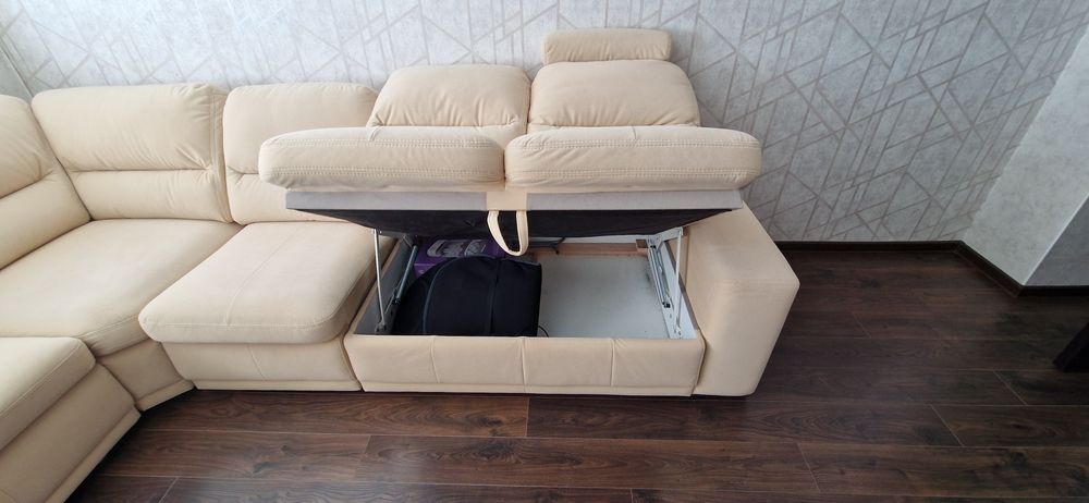 Ъглов диван със спален механизъм.