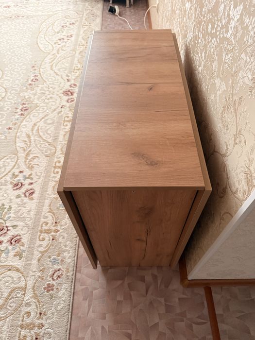 Продаю стол книжку