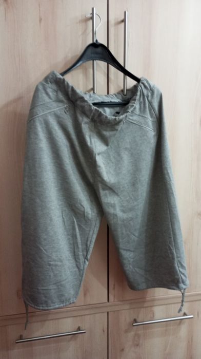 Pantaloni trei sferturi. 2 pereche.