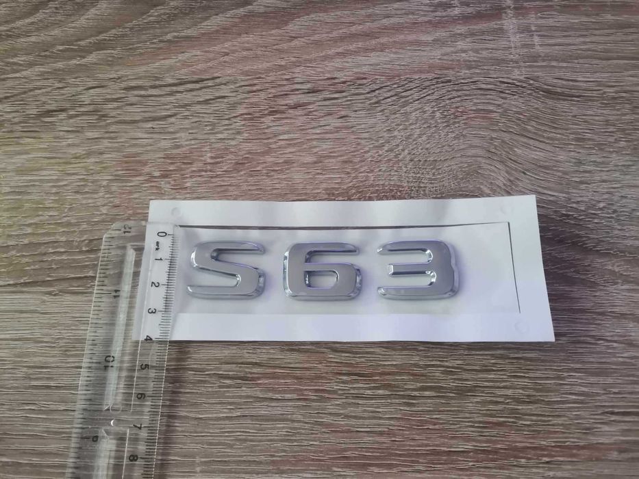 сребрист надпис Mercedes Benz S 63