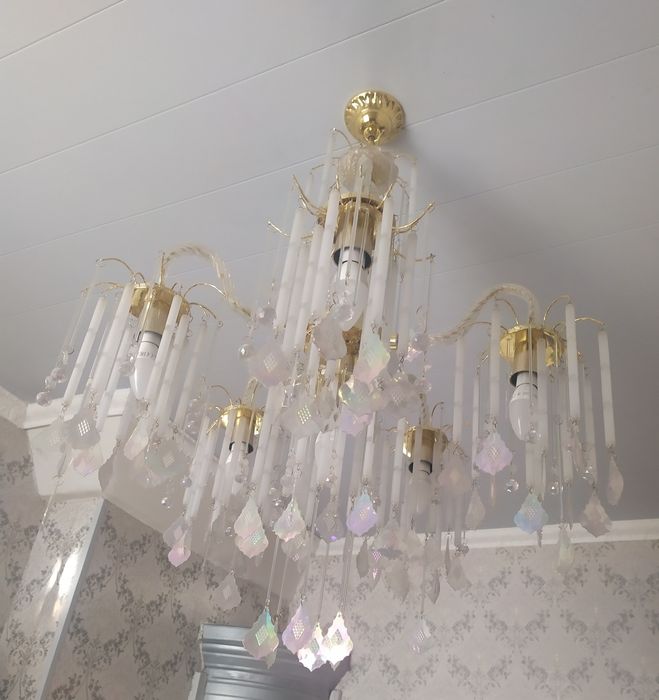 Люстра шести рожковая, в очень хорошем состоянии