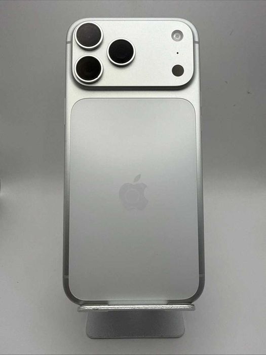 Употребяван Apple iPhone 17 Pro Max - 256 GB. Доставка от Холандия.