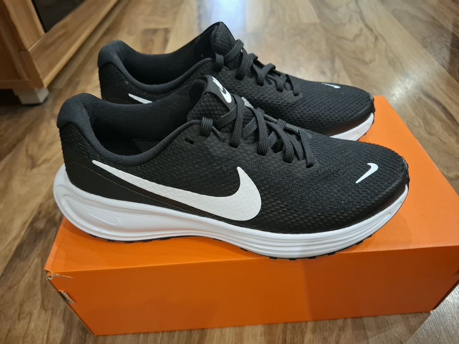 Дамски маратонки Nike Revolution 8