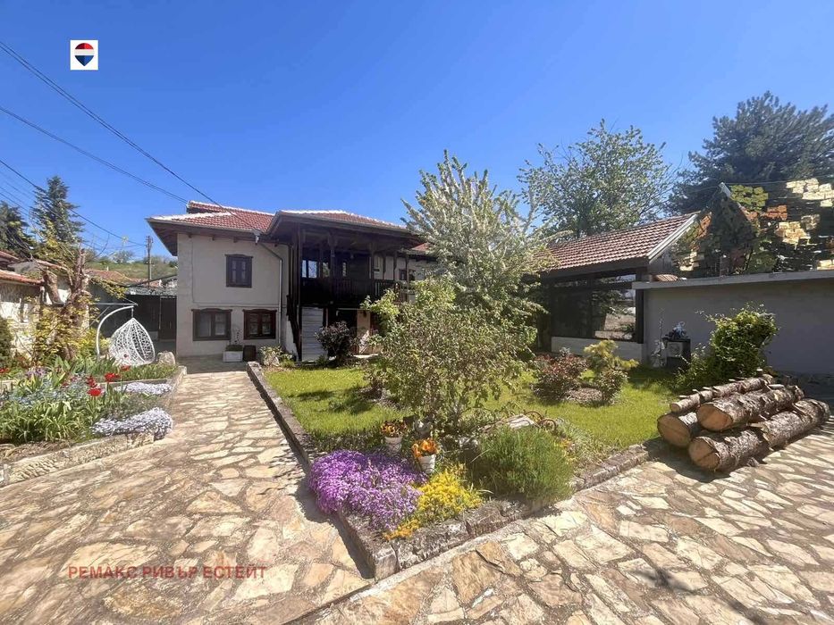 Къща на два етажа за продажба в с. Красен