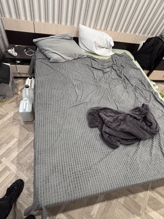 Кровать, две тумбочки, комод, шкаф