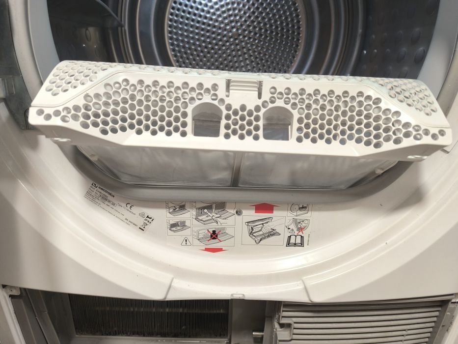 Продавам сушилня Electrolux EW8H358S, серия 800, 8 кг с термопомпа.