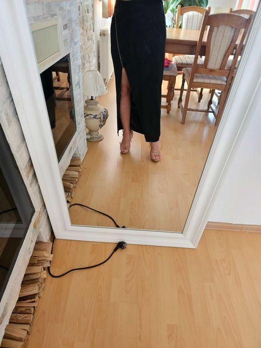 Fusta noua, chic, lunga cu crapatura pe picior 38-40