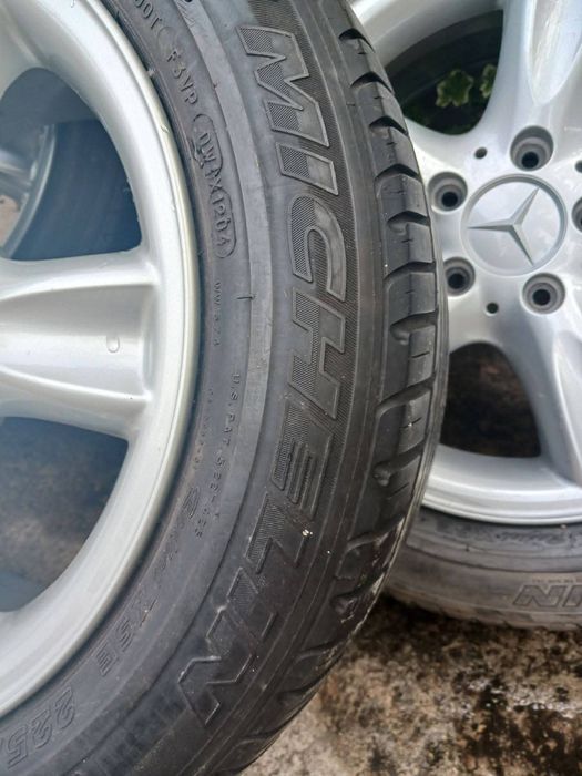 Алуминиеви джанти с гуми Мишелин.
Летни.
225/50/16".
За М-с 8j×16H2 ET