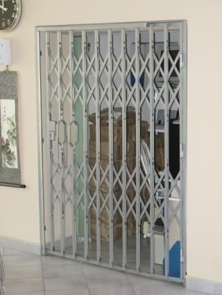 Grilaj pliabil tip foarfeca