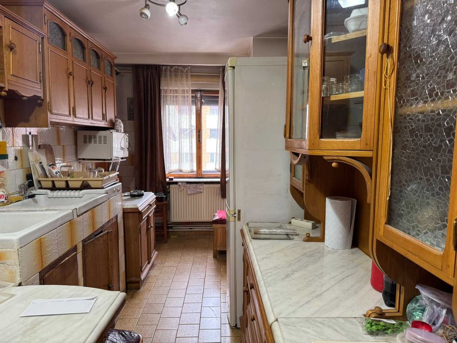 Direct proprietar apartament 4 camere et.2 decomandat centru Targu Jiu