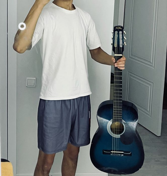 Прадается гитара в отличном состаяний