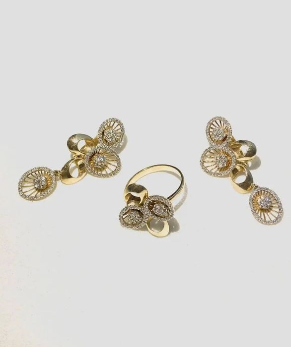 Золотые серьги с бриллиантами