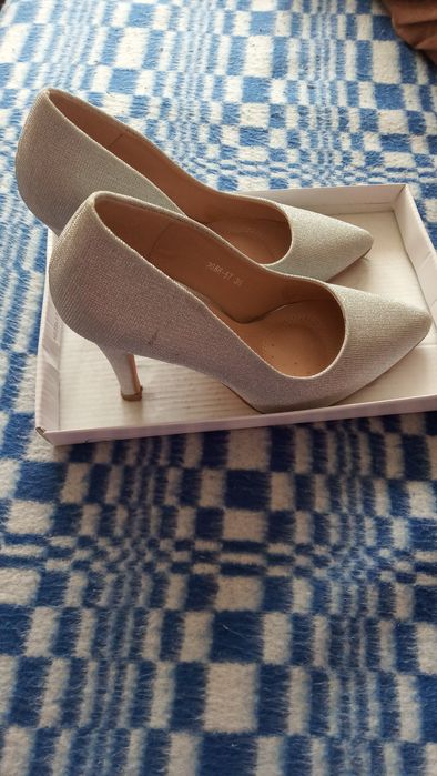 Продавам обувки и чанта