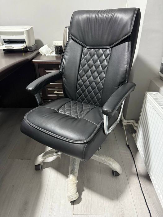 Ofis mebellari srochni sotiladi, komplekt yoki aloxida sotiladi.