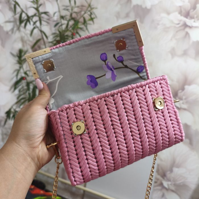 Выполнена ручной работой сумка