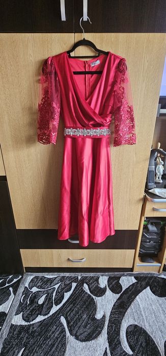Rochie elegantă de zi / soacră, Mărimea 40/M – Roșu satinat, stare impecabilă
​Mărime: 40 / M