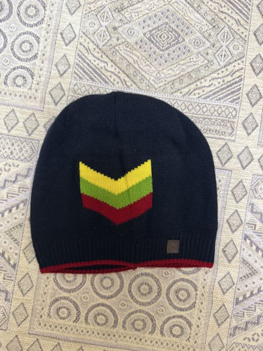 Черная шапка с нашивкой в цветах литовского флага