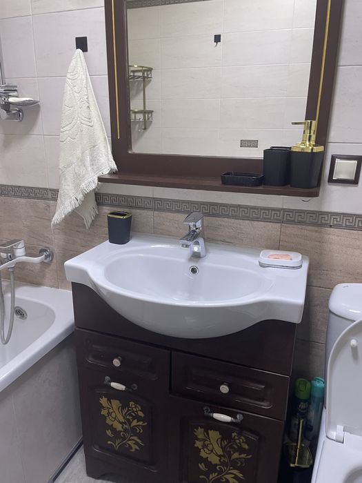 Продам туалетный шкаф зеркало