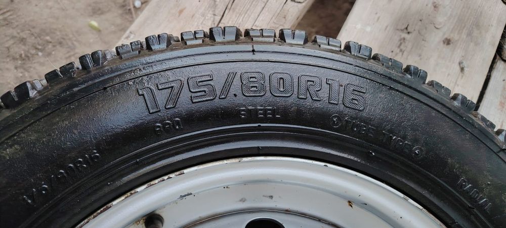 Продам шины на дисках на ниву.