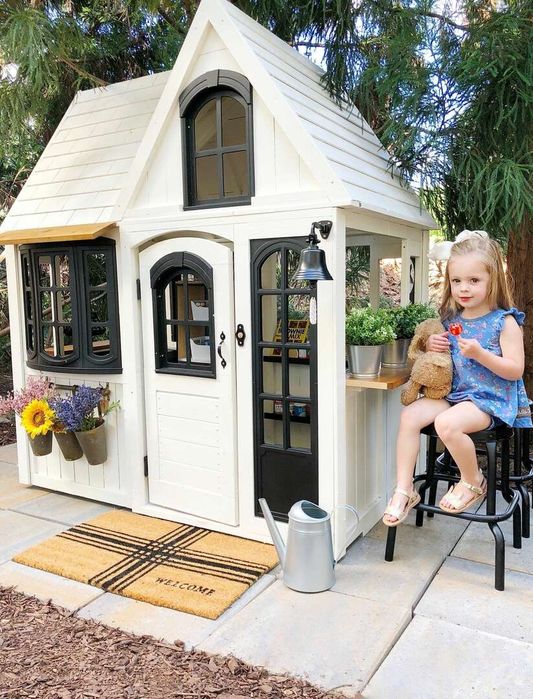 Красочный детский домик из дерева