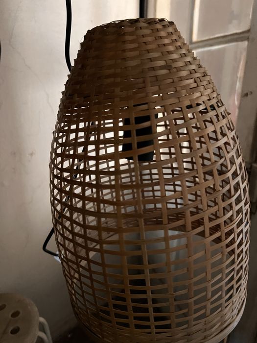 Lustra paie potrivita pentru o camera mica, bucatarie, hol sau baie