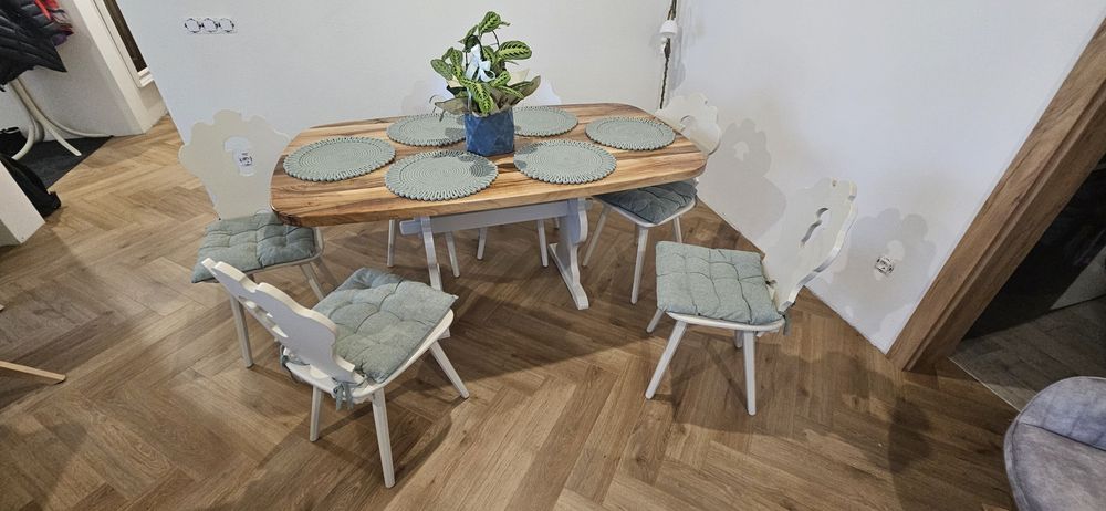 Masa si scaune din lemn cu blat de nuc natural