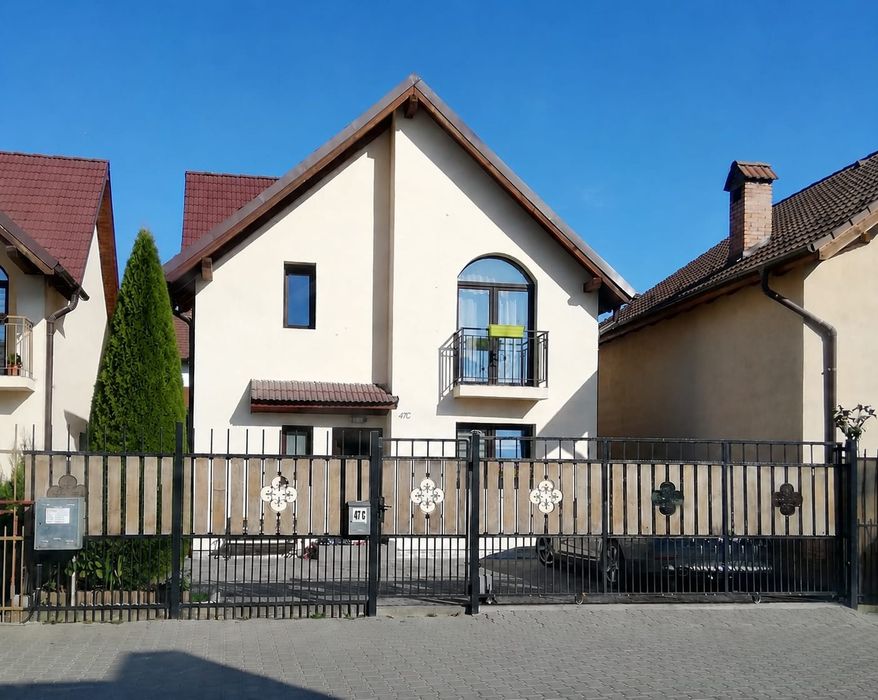 Casă individuală cu 3 dormitoare plus living, 130mp utili, terasă și curte amenajată  Cartierul Arhitecților Sibiu