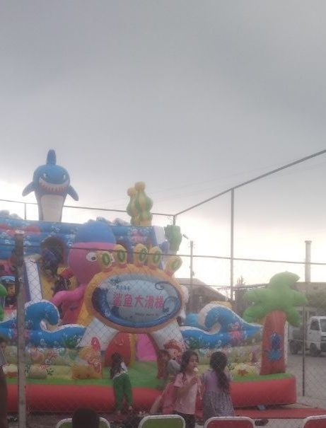 Batut, bolalar uchun oʻyingoh. Sakrash uchun moʻljallangan oʻyingoh.