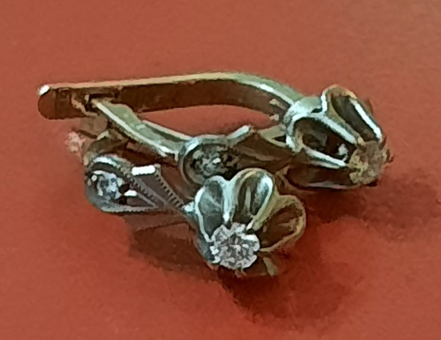 Золотые женские сережки.