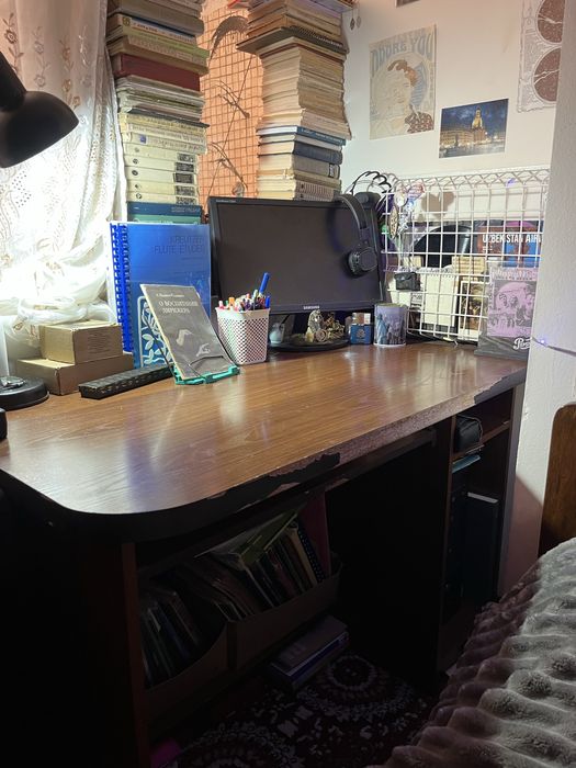 Рабочий стол удобен для компьютера или для письма