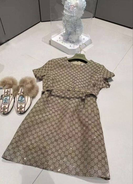Дамска рокля с камъчета
